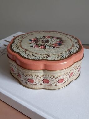 *2 for $20 deal* 1981 Avon Valentines Tin